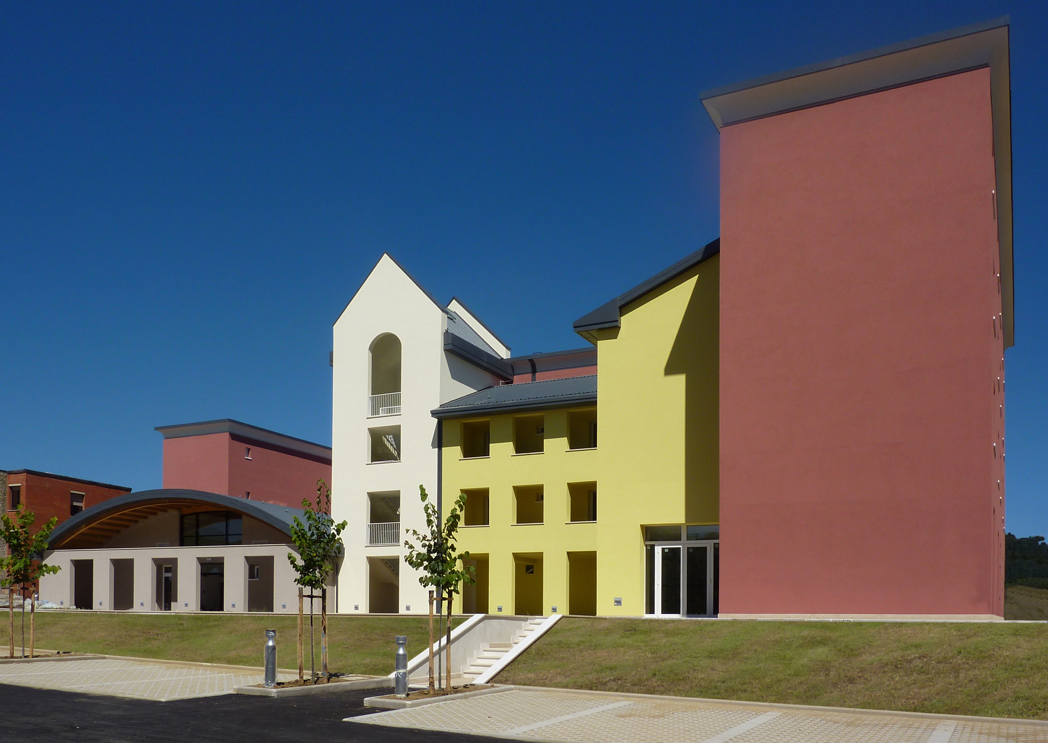 Edificio polivalente ricettivo e direzionale