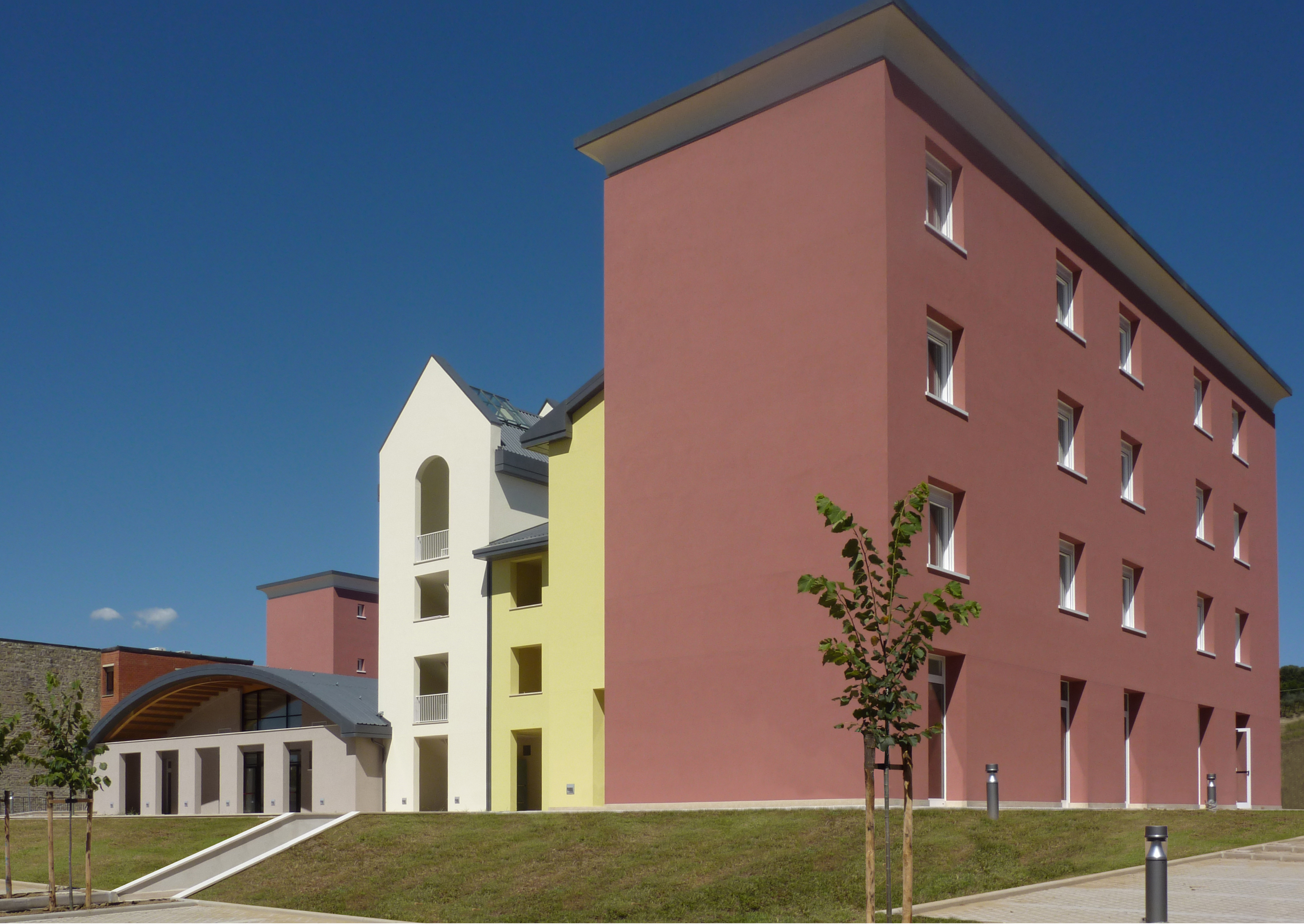 Edificio polivalente ricettivo e direzionale