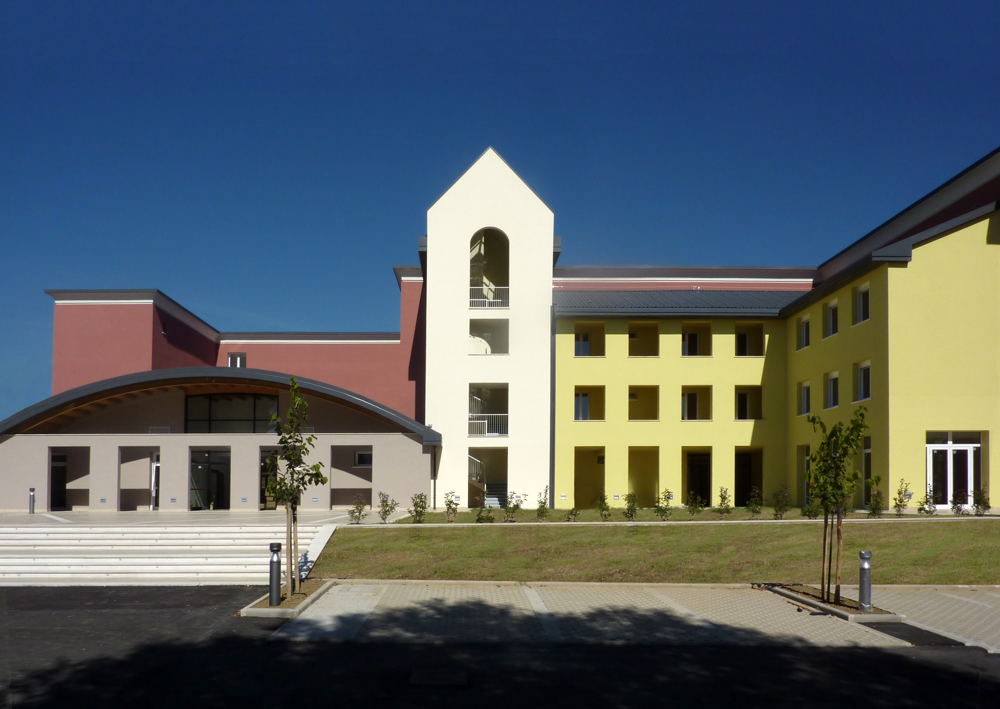 Edificio polivalente ricettivo e direzionale