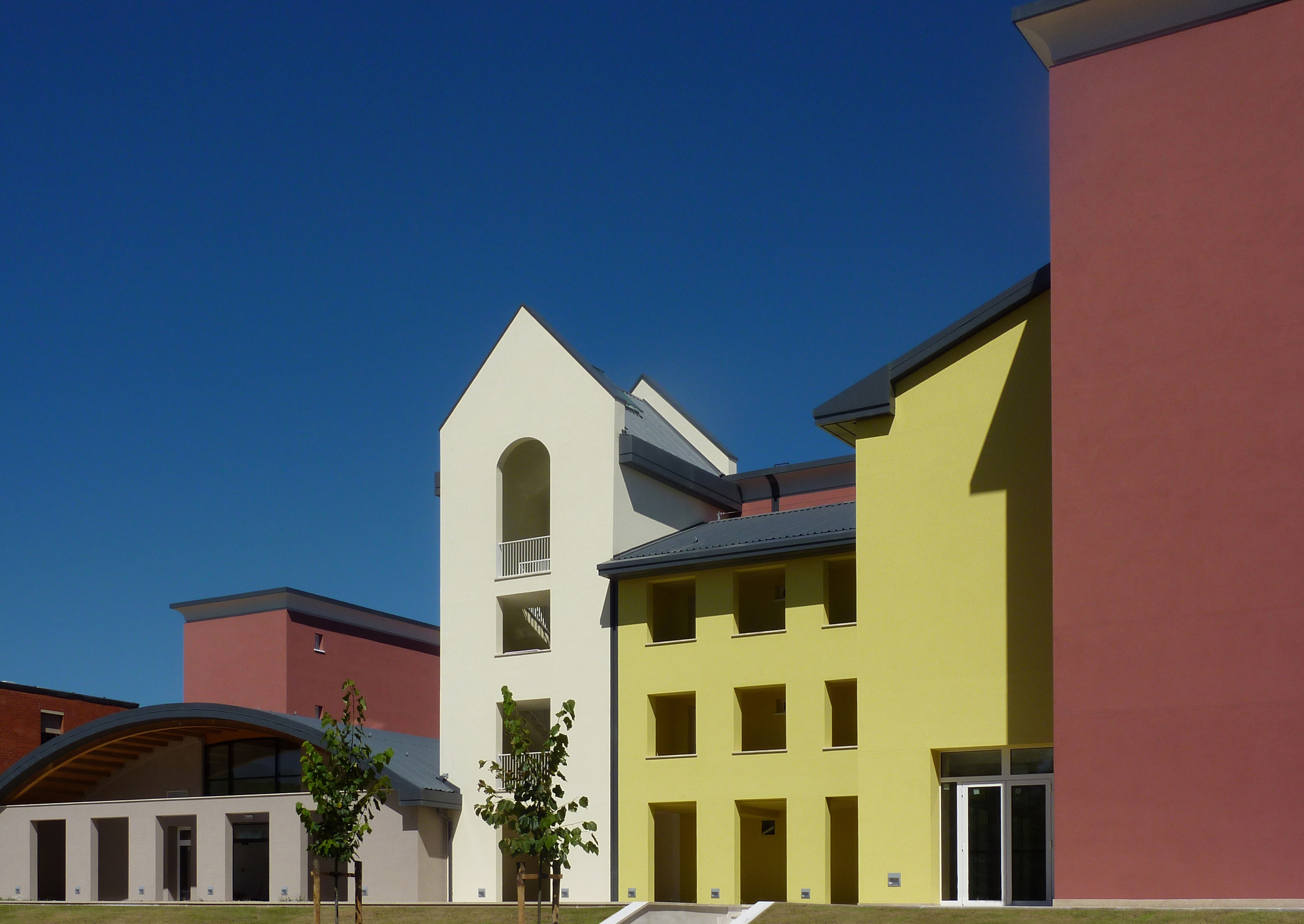 Edificio polivalente ricettivo e direzionale