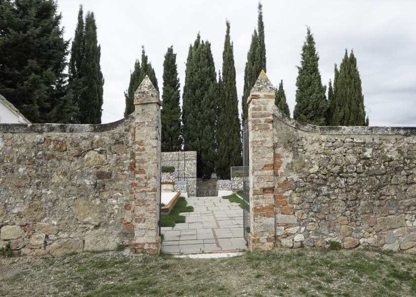 14905-hr04_cemetery-castel-san-gimignano_-microscape_-photo-filippo-poli
